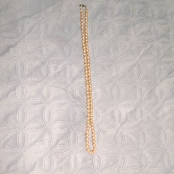 Elegant Faux Pearl Necklace - Picture 7 of 10